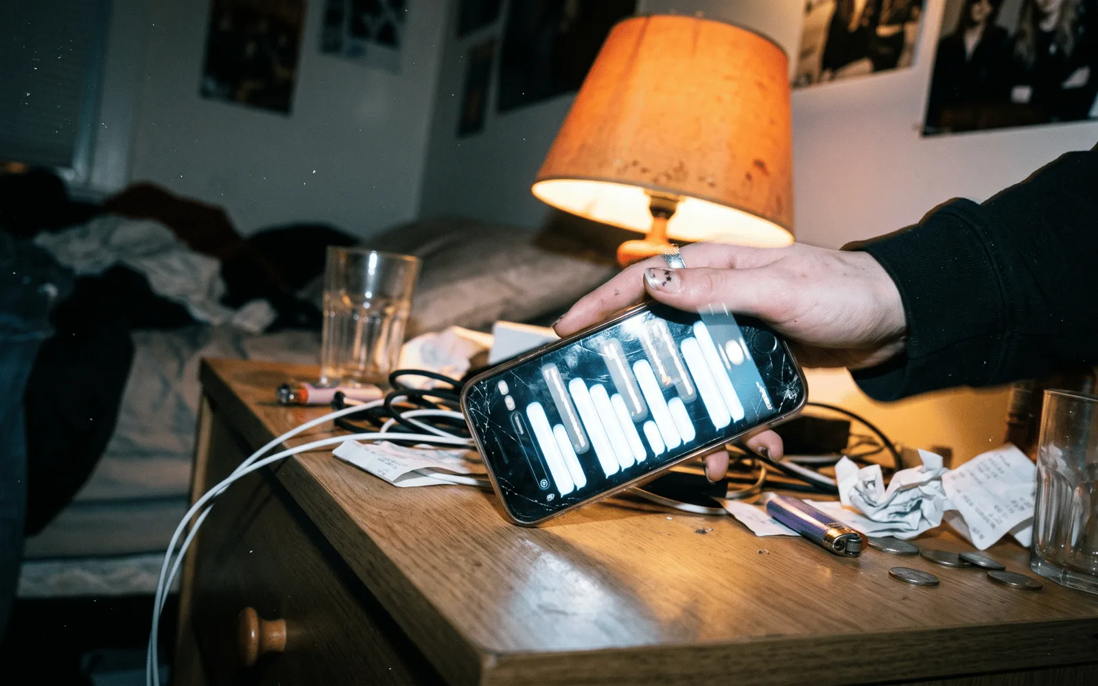 Una captura de pantalla de un chat de WhatsApp en un teléfono con la pantalla rota, mostrando un bot que repite el mismo mensaje de error genérico cinco veces seguidas mientras el usuario escribe desesperado 'quiero hablar con un humano'.
